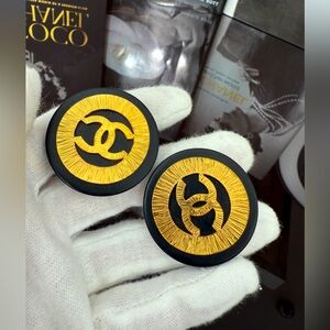 LOT 2298 FABULOUS LARGE 24K gold plated CHANEL vintage clip on earrings 1993